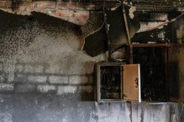 Ana şalter kontrol kutusunda yanıyor. Elektrik kısa devresi.
