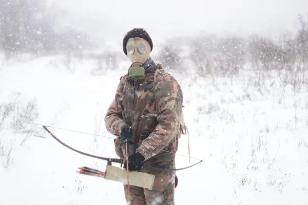 Harceleur dans un masque à gaz dans la forêt — Photo