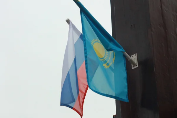 Rusya ve Kazakistan bayrakları