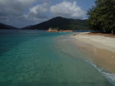 Denizci Parkı Redang, Malezya 'da kristal mavi suyu olan plaj manzarası
