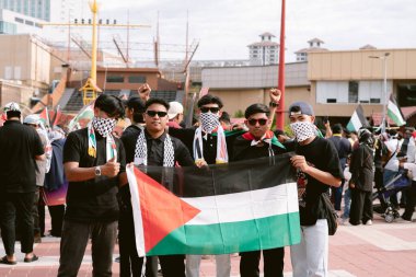 MELAKA, MALAYSIA - ECTOBER 2025: Filistin 'e destek mitingi sırasında büyük bir kalabalık. Gazze için birlik ve insani kaygılarını göstermek için barışçıl bir şekilde yürüyorlar..