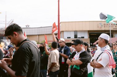 MELAKA, MALAYSIA - ECTOBER 2025: Filistin 'e destek mitingi sırasında büyük bir kalabalık. Gazze için birlik ve insani kaygılarını göstermek için barışçıl bir şekilde yürüyorlar..