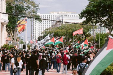 MELAKA, MALAYSIA - ECTOBER 2025: Filistin 'e destek mitingi sırasında büyük bir kalabalık. Gazze için birlik ve insani kaygılarını göstermek için barışçıl bir şekilde yürüyorlar..