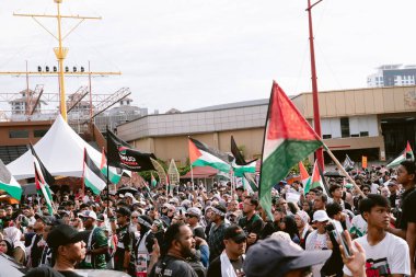 MELAKA, MALAYSIA - ECTOBER 2025: Filistin 'e destek mitingi sırasında büyük bir kalabalık. Gazze için birlik ve insani kaygılarını göstermek için barışçıl bir şekilde yürüyorlar..