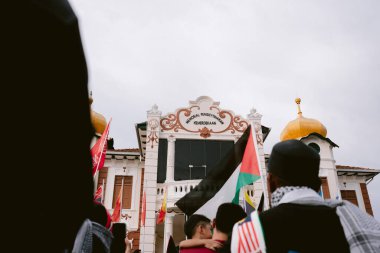 MELAKA, MALAYSIA - ECTOBER 2025: Filistin 'e destek mitingi sırasında büyük bir kalabalık. Gazze için birlik ve insani kaygılarını göstermek için barışçıl bir şekilde yürüyorlar..