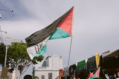 MELAKA, MALAYSIA - ECTOBER 2025: Filistin 'e destek mitingi sırasında büyük bir kalabalık. Gazze için birlik ve insani kaygılarını göstermek için barışçıl bir şekilde yürüyorlar..