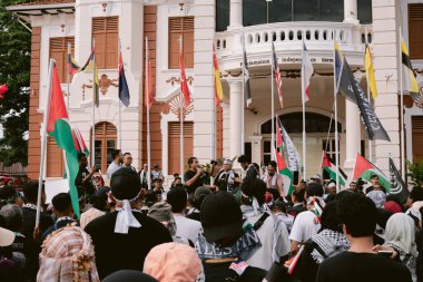 MELAKA, MALAYSIA - ECTOBER 2025: Filistin 'e destek mitingi sırasında büyük bir kalabalık. Gazze için birlik ve insani kaygılarını göstermek için barışçıl bir şekilde yürüyorlar..