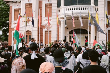 MELAKA, MALAYSIA - ECTOBER 2025: Filistin 'e destek mitingi sırasında büyük bir kalabalık. Gazze için birlik ve insani kaygılarını göstermek için barışçıl bir şekilde yürüyorlar..