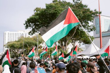 MELAKA, MALAYSIA - ECTOBER 2025: Filistin 'e destek mitingi sırasında büyük bir kalabalık. Gazze için birlik ve insani kaygılarını göstermek için barışçıl bir şekilde yürüyorlar..