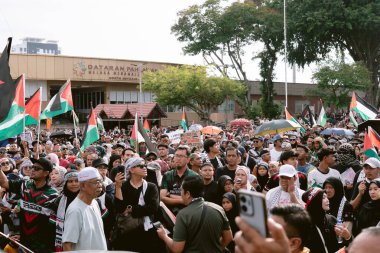 MELAKA, MALAYSIA - ECTOBER 2025: Filistin 'e destek mitingi sırasında büyük bir kalabalık. Gazze için birlik ve insani kaygılarını göstermek için barışçıl bir şekilde yürüyorlar..