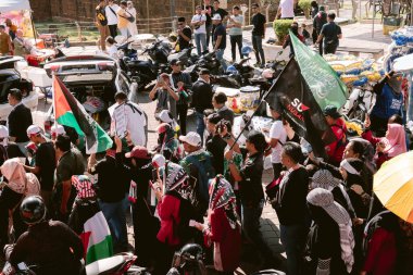 MELAKA, MALAYSIA - ECTOBER 2025: Filistin 'e destek mitingi sırasında büyük bir kalabalık. Gazze için birlik ve insani kaygılarını göstermek için barışçıl bir şekilde yürüyorlar..