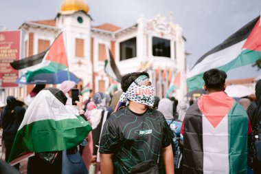 MELAKA, MALAYSIA - ECTOBER 2025: Filistin 'e destek mitingi sırasında büyük bir kalabalık. Gazze için birlik ve insani kaygılarını göstermek için barışçıl bir şekilde yürüyorlar..
