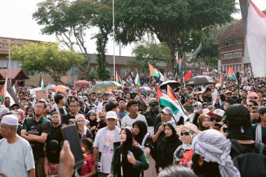 MELAKA, MALAYSIA - ECTOBER 2025: Filistin 'e destek mitingi sırasında büyük bir kalabalık. Gazze için birlik ve insani kaygılarını göstermek için barışçıl bir şekilde yürüyorlar..