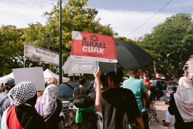 MELAKA, MALAYSIA - ECTOBER 2025: Filistin 'e destek mitingi sırasında büyük bir kalabalık. Gazze için birlik ve insani kaygılarını göstermek için barışçıl bir şekilde yürüyorlar..