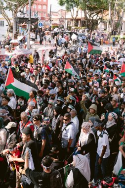 MELAKA, MALAYSIA - ECTOBER 2025: Filistin 'e destek mitingi sırasında büyük bir kalabalık. Gazze için birlik ve insani kaygılarını göstermek için barışçıl bir şekilde yürüyorlar..