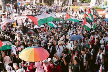MELAKA, MALAYSIA - ECTOBER 2025: Filistin 'e destek mitingi sırasında büyük bir kalabalık. Gazze için birlik ve insani kaygılarını göstermek için barışçıl bir şekilde yürüyorlar..
