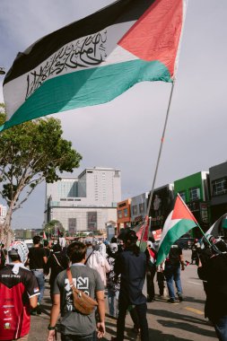 MELAKA, MALAYSIA - ECTOBER 2025: Filistin 'e destek mitingi sırasında büyük bir kalabalık. Gazze için birlik ve insani kaygılarını göstermek için barışçıl bir şekilde yürüyorlar..