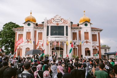 MELAKA, MALAYSIA - ECTOBER 2025: Filistin 'e destek mitingi sırasında büyük bir kalabalık. Gazze için birlik ve insani kaygılarını göstermek için barışçıl bir şekilde yürüyorlar..