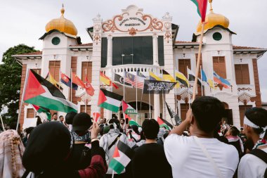 MELAKA, MALAYSIA - ECTOBER 2025: Filistin 'e destek mitingi sırasında büyük bir kalabalık. Gazze için birlik ve insani kaygılarını göstermek için barışçıl bir şekilde yürüyorlar..