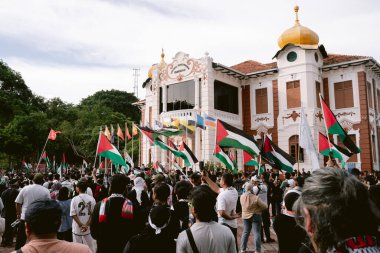 MELAKA, MALAYSIA - ECTOBER 2025: Filistin 'e destek mitingi sırasında büyük bir kalabalık. Gazze için birlik ve insani kaygılarını göstermek için barışçıl bir şekilde yürüyorlar..