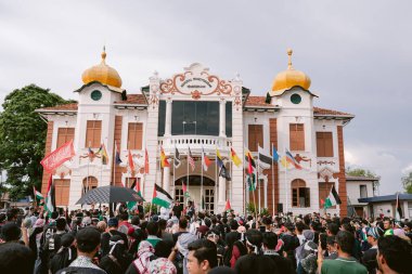 MELAKA, MALAYSIA - ECTOBER 2025: Filistin 'e destek mitingi sırasında büyük bir kalabalık. Gazze için birlik ve insani kaygılarını göstermek için barışçıl bir şekilde yürüyorlar..