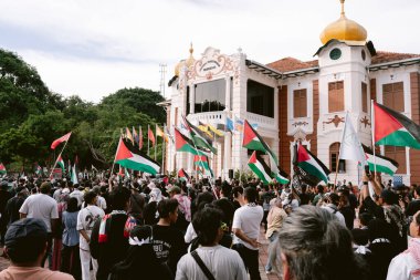 MELAKA, MALAYSIA - ECTOBER 2025: Filistin 'e destek mitingi sırasında büyük bir kalabalık. Gazze için birlik ve insani kaygılarını göstermek için barışçıl bir şekilde yürüyorlar..