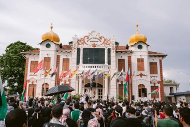 MELAKA, MALAYSIA - ECTOBER 2025: Filistin 'e destek mitingi sırasında büyük bir kalabalık. Gazze için birlik ve insani kaygılarını göstermek için barışçıl bir şekilde yürüyorlar..