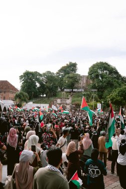 MELAKA, MALAYSIA - ECTOBER 2025: Filistin 'e destek mitingi sırasında büyük bir kalabalık. Gazze için birlik ve insani kaygılarını göstermek için barışçıl bir şekilde yürüyorlar..