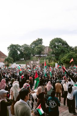 MELAKA, MALAYSIA - ECTOBER 2025: Filistin 'e destek mitingi sırasında büyük bir kalabalık. Gazze için birlik ve insani kaygılarını göstermek için barışçıl bir şekilde yürüyorlar..
