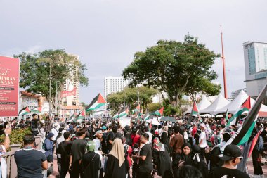 MELAKA, MALAYSIA - ECTOBER 2025: Filistin 'e destek mitingi sırasında büyük bir kalabalık. Gazze için birlik ve insani kaygılarını göstermek için barışçıl bir şekilde yürüyorlar..