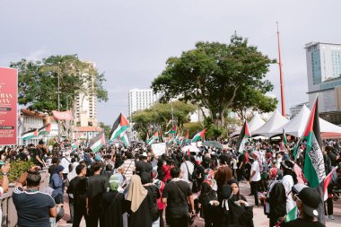MELAKA, MALAYSIA - ECTOBER 2025: Filistin 'e destek mitingi sırasında büyük bir kalabalık. Gazze için birlik ve insani kaygılarını göstermek için barışçıl bir şekilde yürüyorlar..