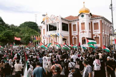MELAKA, MALAYSIA - ECTOBER 2025: Filistin 'e destek mitingi sırasında büyük bir kalabalık. Gazze için birlik ve insani kaygılarını göstermek için barışçıl bir şekilde yürüyorlar..