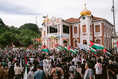 MELAKA, MALAYSIA - ECTOBER 2025: Filistin 'e destek mitingi sırasında büyük bir kalabalık. Gazze için birlik ve insani kaygılarını göstermek için barışçıl bir şekilde yürüyorlar..