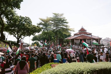 MELAKA, MALAYSIA - ECTOBER 2025: Filistin 'e destek mitingi sırasında büyük bir kalabalık. Gazze için birlik ve insani kaygılarını göstermek için barışçıl bir şekilde yürüyorlar..