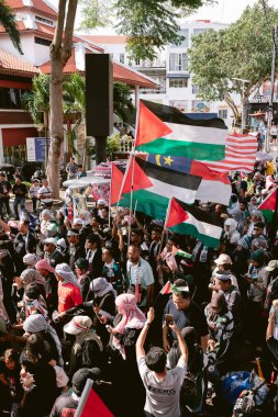 MELAKA, MALAYSIA - ECTOBER 2025: Filistin 'e destek mitingi sırasında büyük bir kalabalık. Gazze için birlik ve insani kaygılarını göstermek için barışçıl bir şekilde yürüyorlar..