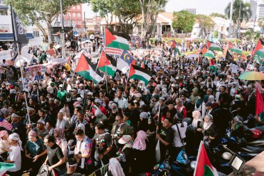 MELAKA, MALAYSIA - ECTOBER 2025: Filistin 'e destek mitingi sırasında büyük bir kalabalık. Gazze için birlik ve insani kaygılarını göstermek için barışçıl bir şekilde yürüyorlar..