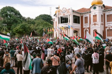 MELAKA, MALAYSIA - ECTOBER 2025: Filistin 'e destek mitingi sırasında büyük bir kalabalık. Gazze için birlik ve insani kaygılarını göstermek için barışçıl bir şekilde yürüyorlar..