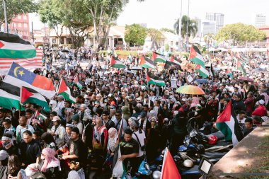 MELAKA, MALAYSIA - ECTOBER 2025: Filistin 'e destek mitingi sırasında büyük bir kalabalık. Gazze için birlik ve insani kaygılarını göstermek için barışçıl bir şekilde yürüyorlar..