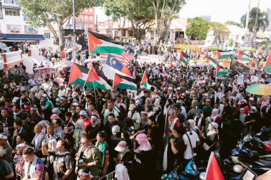 MELAKA, MALAYSIA - ECTOBER 2025: Filistin 'e destek mitingi sırasında büyük bir kalabalık. Gazze için birlik ve insani kaygılarını göstermek için barışçıl bir şekilde yürüyorlar..