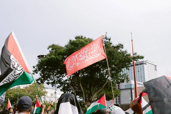 MELAKA, MALAYSIA - ECTOBER 2025: Filistin 'e destek mitingi sırasında büyük bir kalabalık. Gazze için birlik ve insani kaygılarını göstermek için barışçıl bir şekilde yürüyorlar..