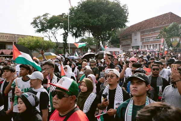 MELAKA, MALAYSIA - ECTOBER 2025: Filistin 'e destek mitingi sırasında büyük bir kalabalık. Gazze için birlik ve insani kaygılarını göstermek için barışçıl bir şekilde yürüyorlar..