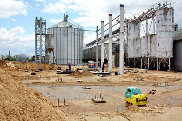 the construction of a large granary