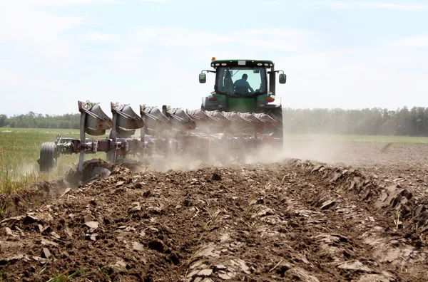 Plöjer en kraftfull traktor — Stockfoto