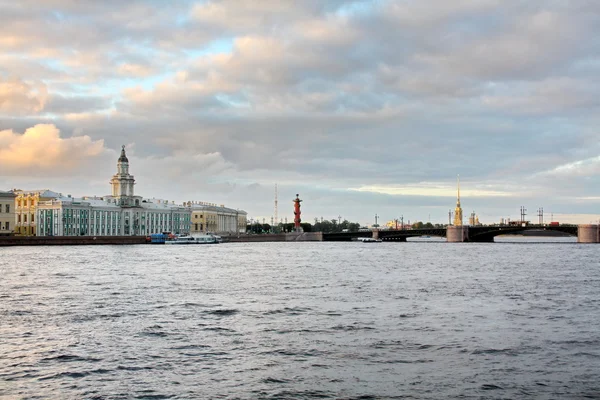 Neva ve St Petersburg akşam