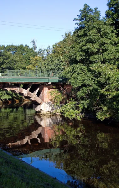 Pintoresco puente arqueado sobre el río en el monasterio Alexander Nevsky — Foto de Stock