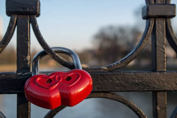 Collegato Due Cuori Serratura Metallo Rossa Che Pende Sopra Fiume — Foto Stock