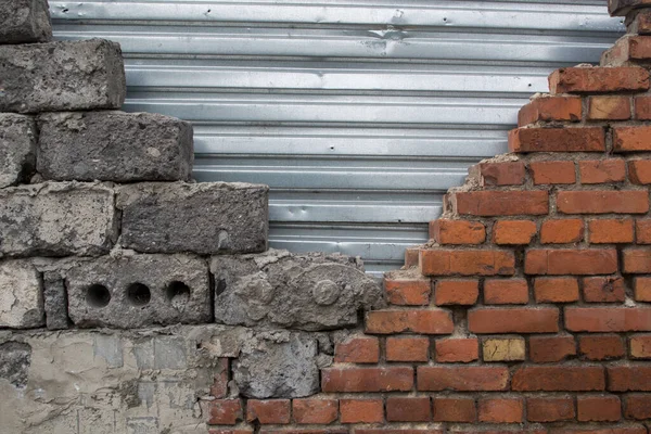 Egy Leromlott Ideiglenesen Helyreállított Fal Töredéke Amely Egyesíti Nagy Cementtömbökből — Stock Fotó