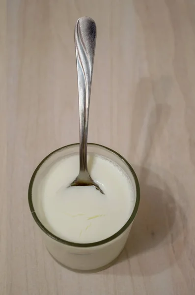 Een Glazen Cilindrische Container Met Vers Bereide Zelfgemaakte Yoghurt Met — Stockfoto