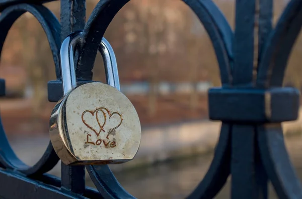 Halfcirkelvormige Glanzende Gouden Zilveren Hangslot Met Kleine Vlekken Links Door — Stockfoto