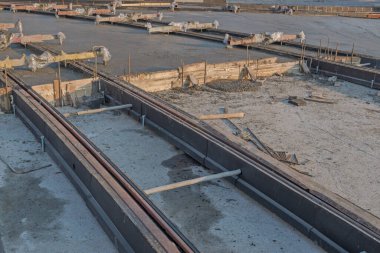 Şehir yolu kavşağı. Demiryolu tramvaylarının yeniden inşası ve değiştirilmesi. Destekleyici tesisatı, destekleyici destekleri, iletişimi ve biçimlendirmesi olan yeni raylar, çimento ve beton ile dolu..